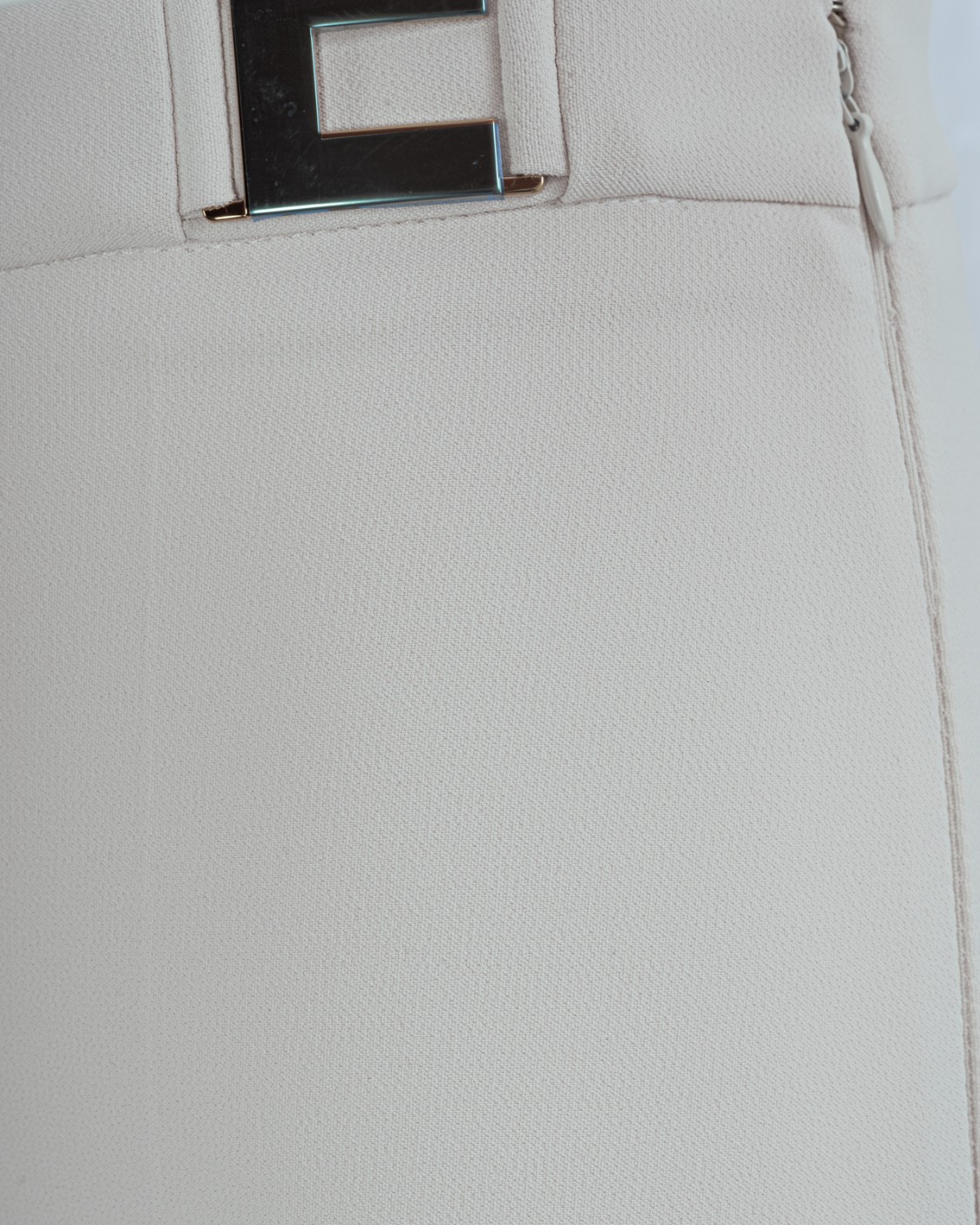 shop ELISABETTA FRANCHI  Pantalone: Elisabetta Franchi pantalone dritto in crêpe con placche logo.
Pantalone a sigaretta con vita alta. 
Applicazione di placche logo in metallo sui fianchi.
Fodera in raso.
Zip invisibile sul fianco.
Accessorio in metallo.
Composizione: 96% Poliestere 04% Elastane.
Fabbricato in Italia.. PA00536E2-193 number 9077898